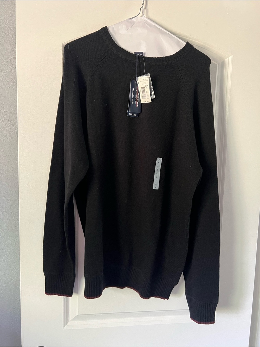 Women’s round tree & York Black Crewneck Sweater